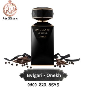 بطری عطر بولگاری اونخ (اونک) در مرکز تصویر با نت‌های عود و چرم در پس‌زمینه کاملا سفید